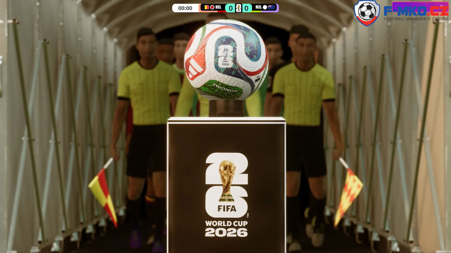 Fotbalový míč nad stojanem s logem FIFA World Cup 2026, v pozadí hráči v žlutých dresech.